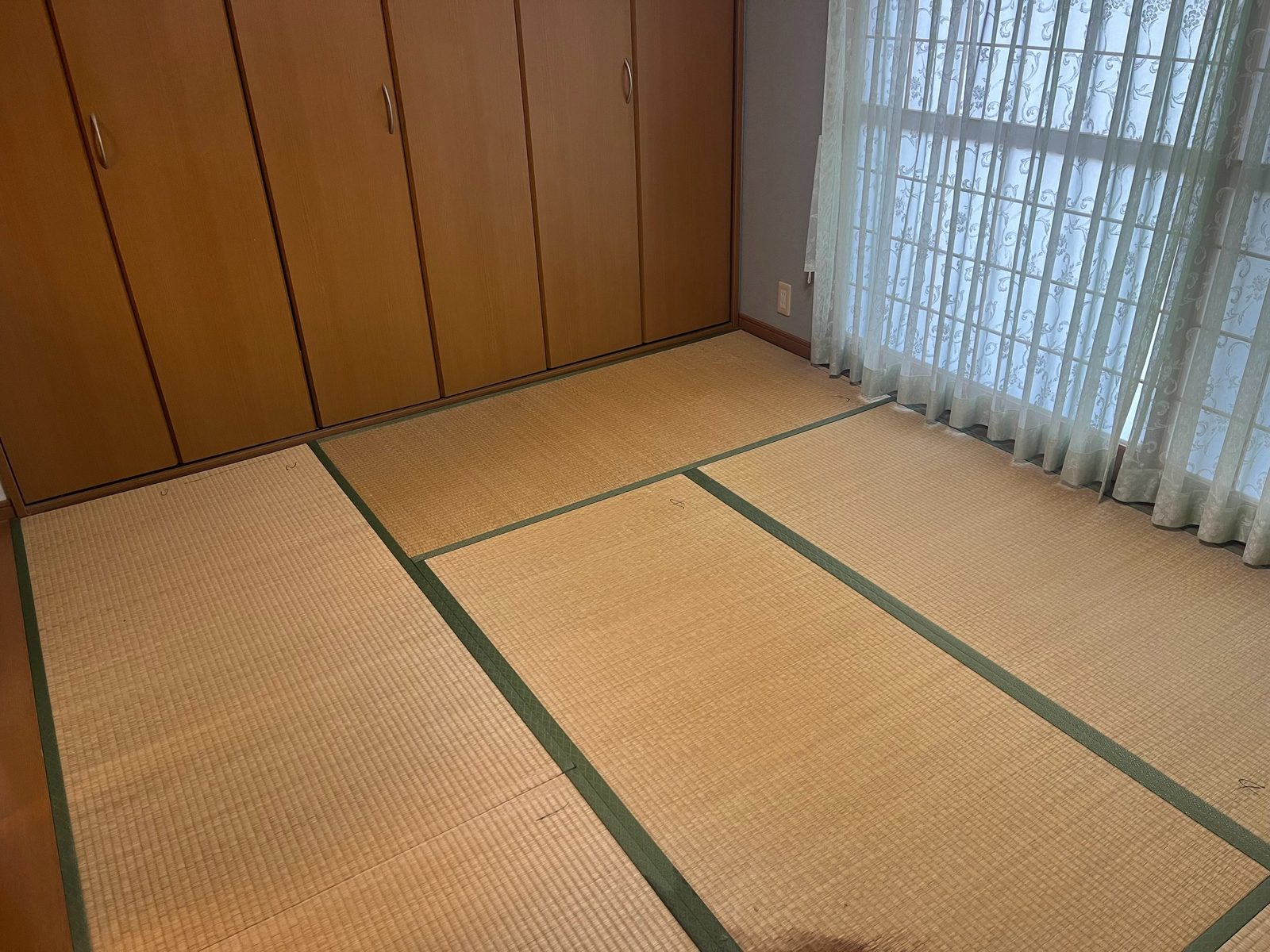 修繕前の和室。畳が色あせている