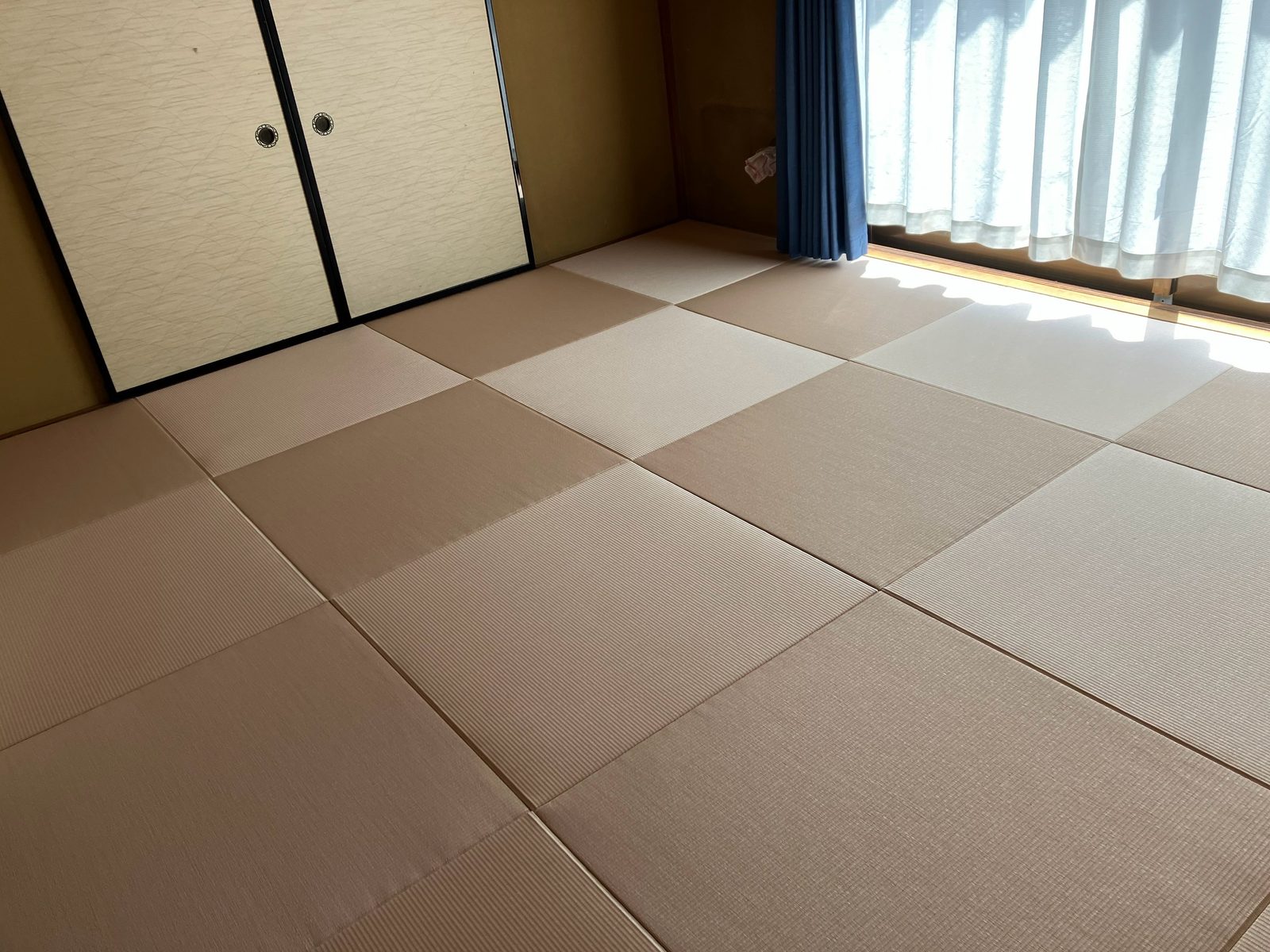 縁なしの洋風畳を市松に敷いた和室