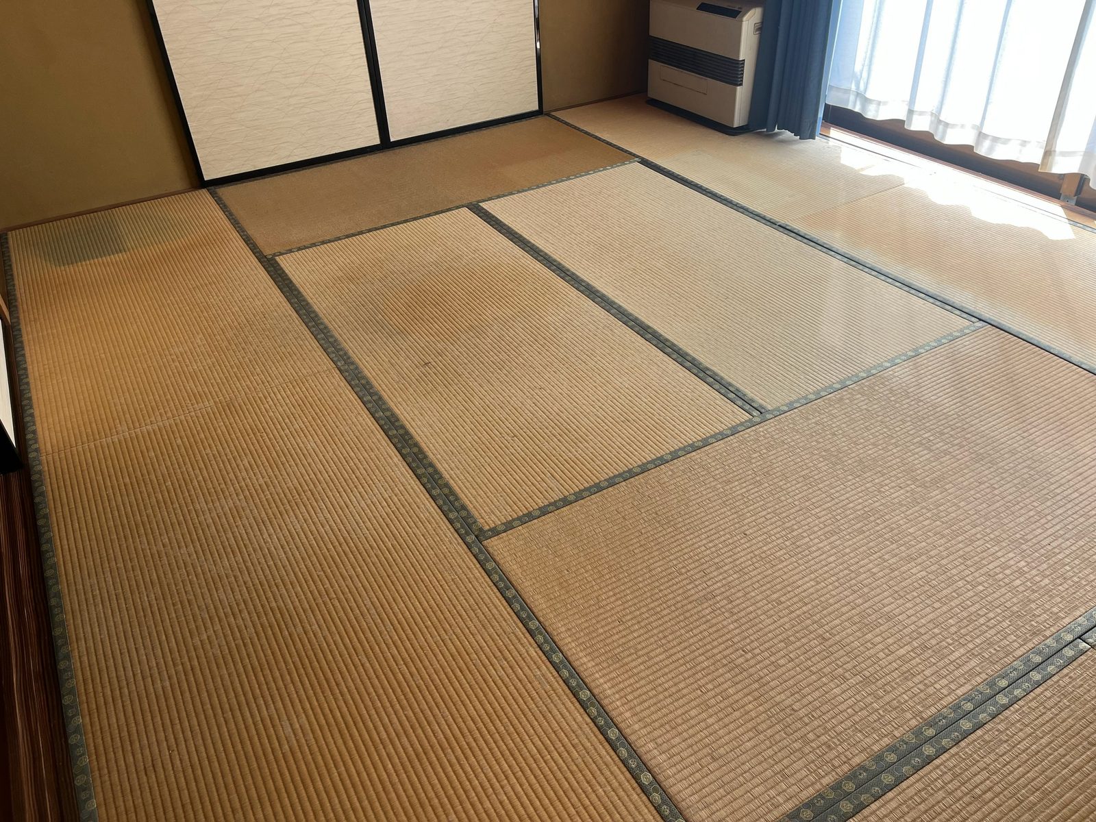 施工前。日に焼けて色の抜けた普通畳の和室